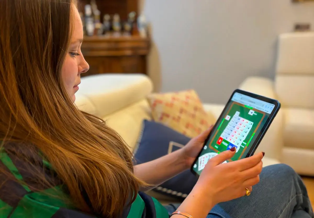 Person, der spiller bridge